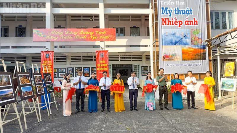 Lễ cắt băng khai mạc triển lãm nghệ thuật. 