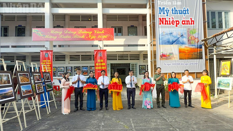 Lễ cắt băng khai mạc triển lãm nghệ thuật. 