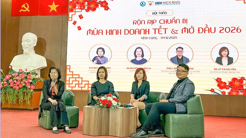 Các chuyên gia trao đổi thông tin về hàng hóa chuẩn bị Tết. 