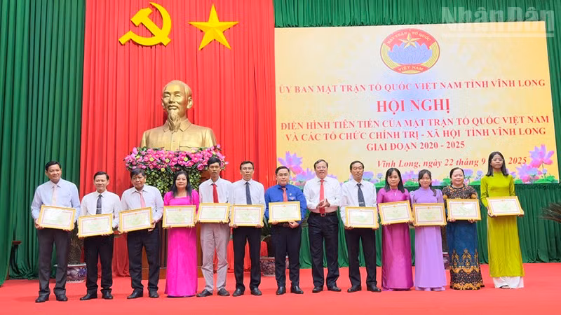 Chủ tịch Ủy ban Mặt trận Tổ quốc Việt Nam tỉnh Vĩnh Long Lê Văn Hẳn trao khen cho các tập thể làm công tác xã hội.