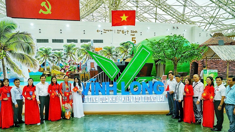 Lãnh đạo tỉnh Vĩnh Long tại gian trưng bày. 