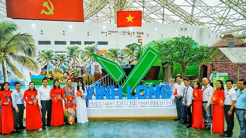 Lãnh đạo tỉnh Vĩnh Long tại gian trưng bày. 