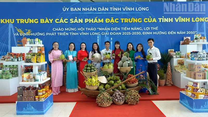 Gian trưng bày sản phẩm đặc trưng của tỉnh Vĩnh Long. 