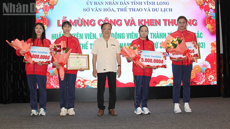 Khen thưởng vận động viên đạt thành tích cao tại SEA Games 33.