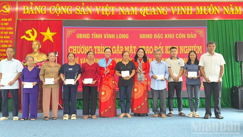 Trao quà cho gia đình chính sách tại đặc khu Côn Đảo.