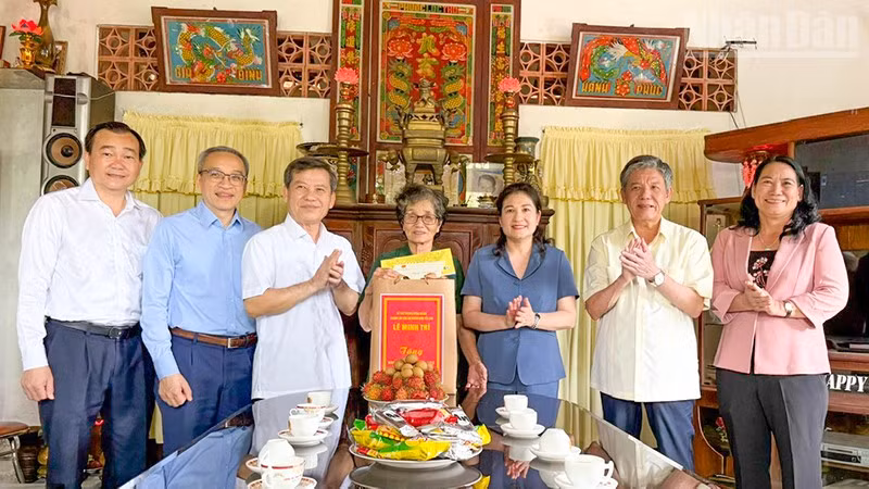 Đồng chí Lê Minh Trí đến thăm và tặng quà cho gia đình chính sách Dương Thị Sự, ngụ phường Long Châu, tỉnh Vĩnh Long. 