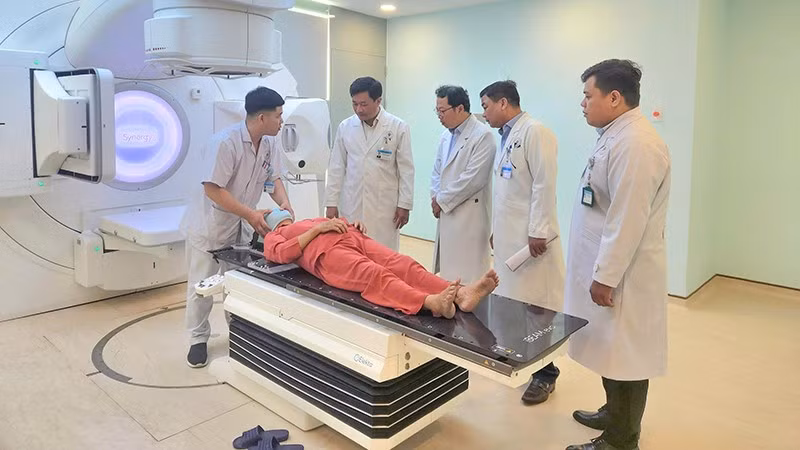 Triển khai xạ trị những bệnh nhân đầu tiên. 