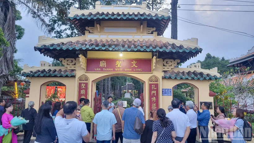 Văn Thánh miếu Vĩnh Long nay thuộc phường Phước Hậu, tỉnh Vĩnh Long. 