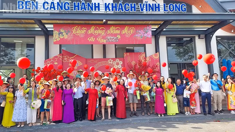 Đón khách quốc tế đầu tiên là hoạt động thường niên chào năm mới ở Vĩnh Long.