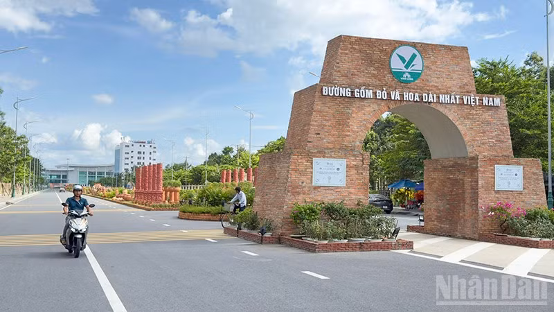 Đường gốm đỏ và hoa dài nhất Việt Nam tại Vĩnh Long. 