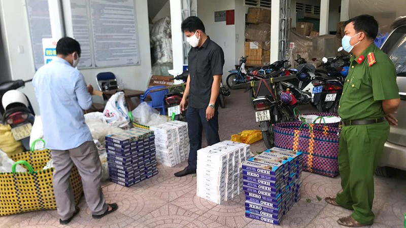 Lực lượng chức năng Vĩnh Long tăng cường bắt các vụ buôn bán thuốc lá nhập lậu. 