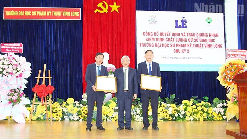 Trung tâm kiểm định chất lượng giáo dục Sài Gòn (CEA Saigon) trao Giấy chứng nhận đạt chuẩn kiểm định chất lượng cơ sở giáo dục đại học chu kỳ 2 cho Trường đại học Sư phạm kỹ thuật Vĩnh Long. 