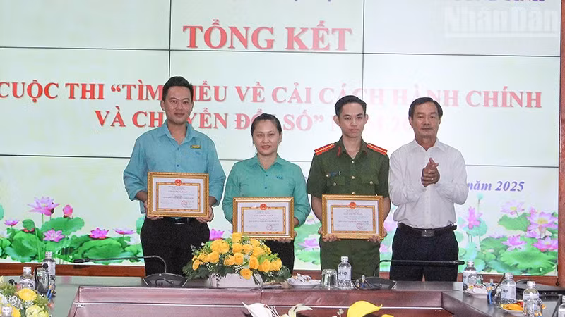 Ban Tổ chức trao giải cá nhân.