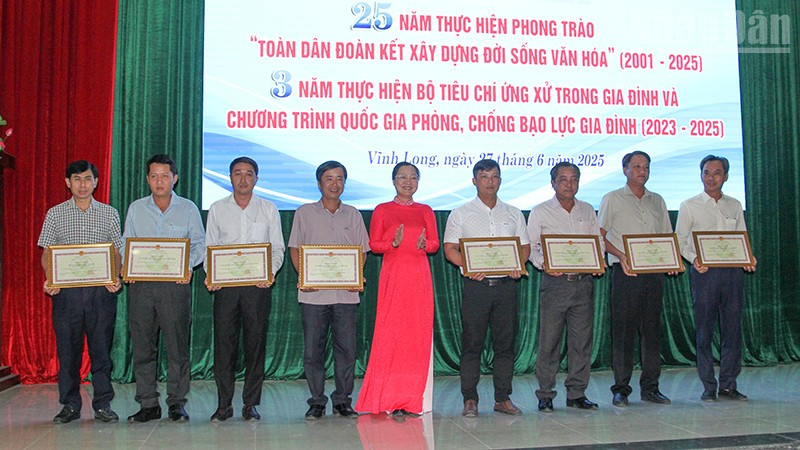 Lãnh đạo tỉnh Vĩnh Long khen thưởng cho các cá nhân, tập thể tại hội nghị. 