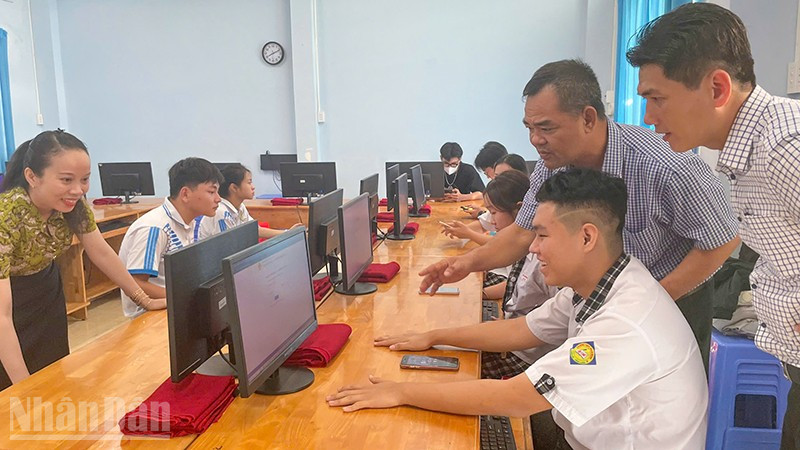 Nhiều thí sinh phấn khởi với điểm thi của mình. 