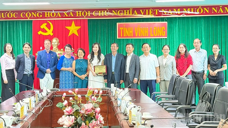 Đoàn công tác Diễn đàn kinh tế Việt Nam-Thụy Sĩ chụp ảnh lưu niệm với lãnh đạo tỉnh Vĩnh Long. 