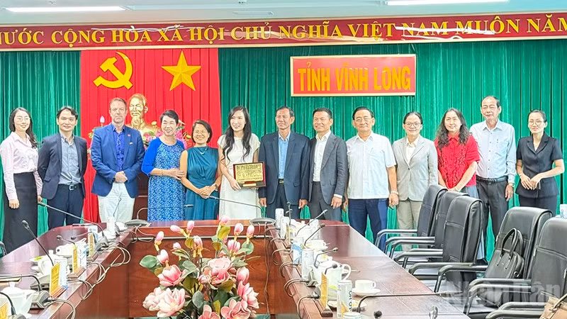 Đoàn công tác Diễn đàn kinh tế Việt Nam-Thụy Sĩ chụp ảnh lưu niệm với lãnh đạo tỉnh Vĩnh Long. 