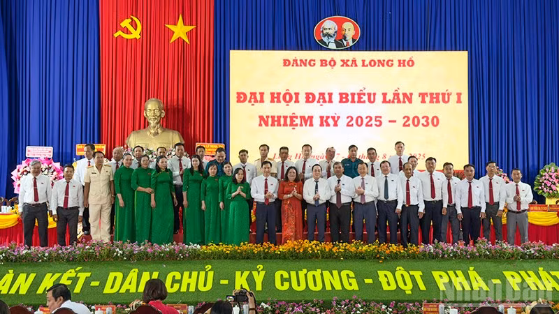 Ban Chấp hành Đảng bộ xã Long Hồ nhiệm kỳ 2025-2030. 