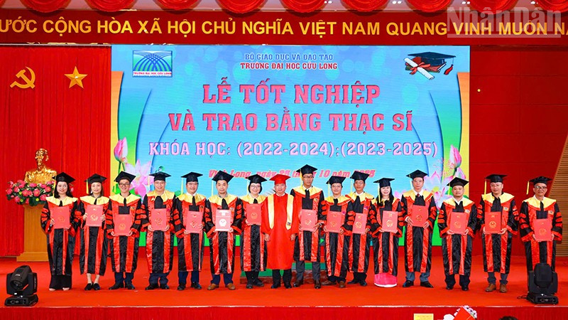 Ban Giám hiệu Trường đại học Cửu Long trao bằng tốt nghiệp cho các tân thạc sĩ.