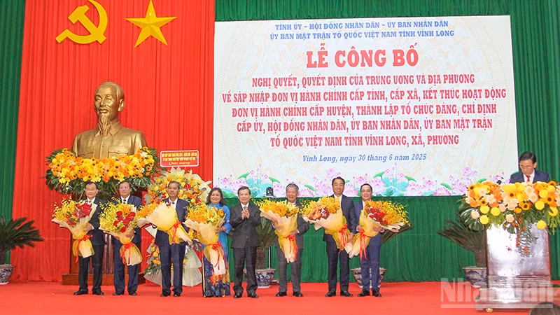 Chánh án Tòa án nhân dân tối cao Lê Minh Trí tặng hoa chúc mừng lãnh đạo tỉnh Vĩnh Long mới. 