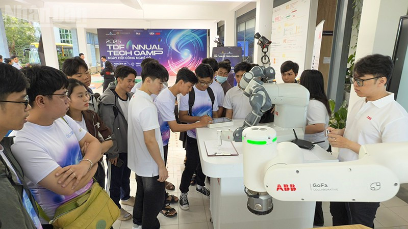 Trải nghiệm các ứng dụng công nghệ số tại ngày hội. 