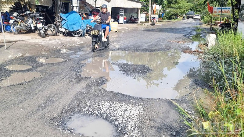 Tuyến đường H20 từ phường Thanh Đức đến xã Bình Phước bị hư hỏng nặng. 