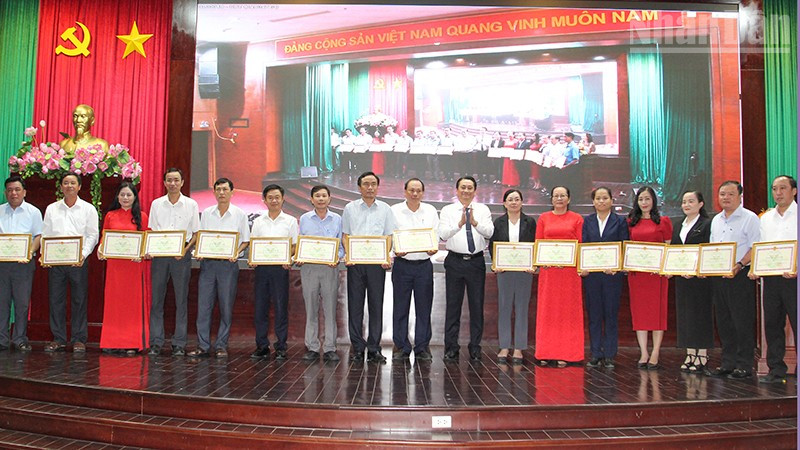 Khen thưởng các tập thể và cá nhân có thành tích xuất sắc. 