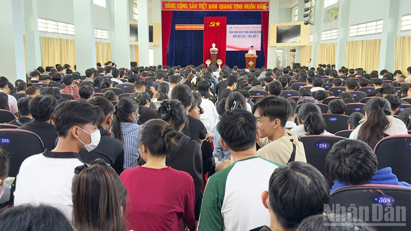 Hơn 500 sinh viên của Trường đại học Sư phạm kỹ thuật Vĩnh Long tham gia buổi tập huấn. 
