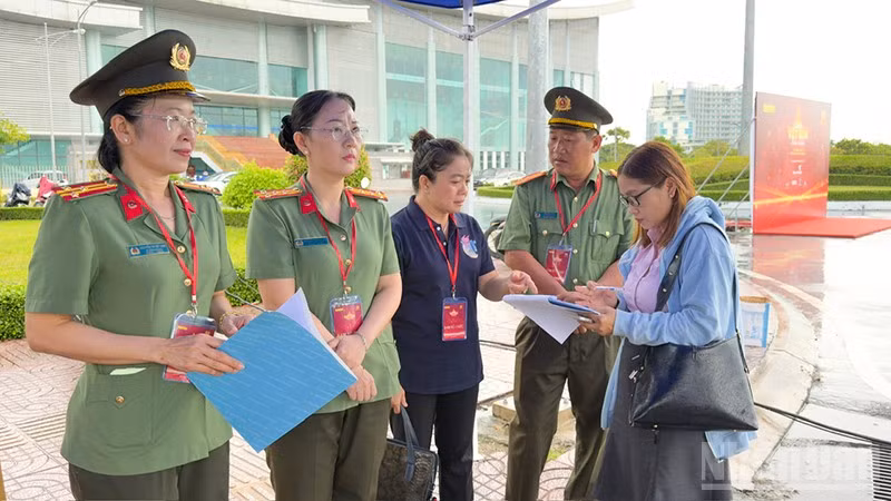 Phó Giám đốc Công an tỉnh Vĩnh Long Nguyễn Thị Hải Yến dự tổng duyệt chương trình. 