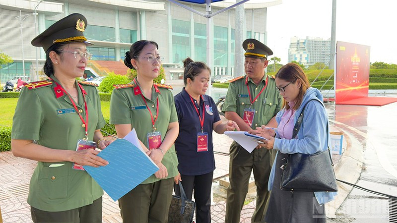 Phó Giám đốc Công an tỉnh Vĩnh Long Nguyễn Thị Hải Yến dự tổng duyệt chương trình. 