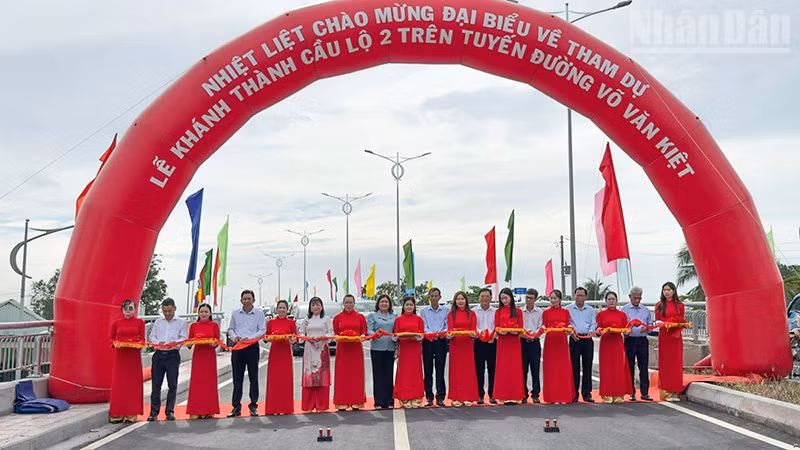 Nghi thức cắt băng khánh thành Cầu Lộ 2 vào sáng 24/9. 