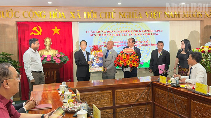 Đoàn đại biểu Kampong Speu trao quà chúc mừng Tết cổ truyền.