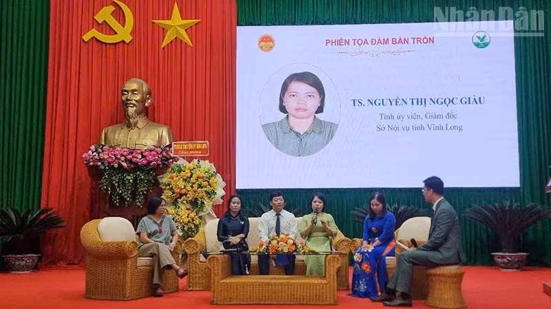 Các diễn giả tham gia phiên tọa đàm. 