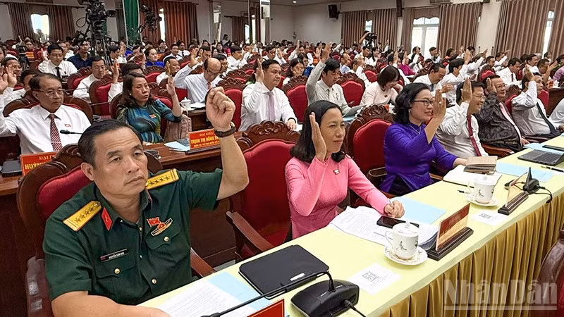 Đại biểu biểu quyết thống nhất nghị quyết tại kỳ họp. 