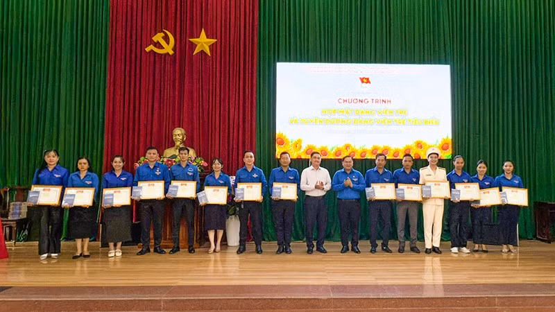 Tuyên dương Đảng viên trẻ tiêu biểu