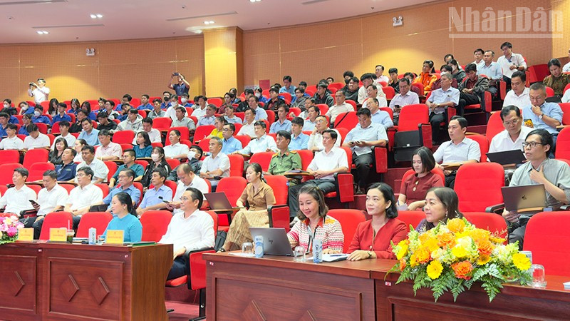 Đại biểu tham dự hội thảo. 