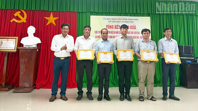 Ban Tổ chức khen thưởng những học sinh đoạt giải khối trung học cơ sở. 