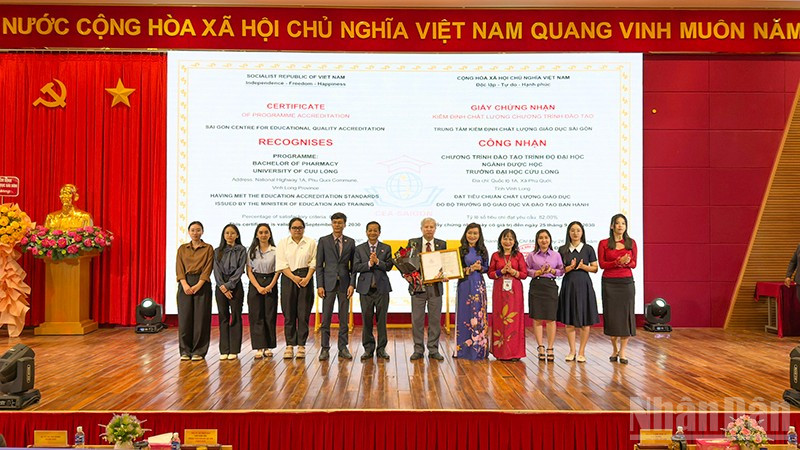 Trường đại học Cửu Long đón nhận chứng nhận kiểm định chất lượng chương trình đào tạo. 
