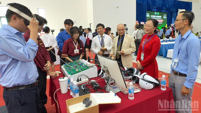 Đại biểu tham quan các gian trưng bày sản phẩm ứng dụng khoa học công nghệ của trường. 