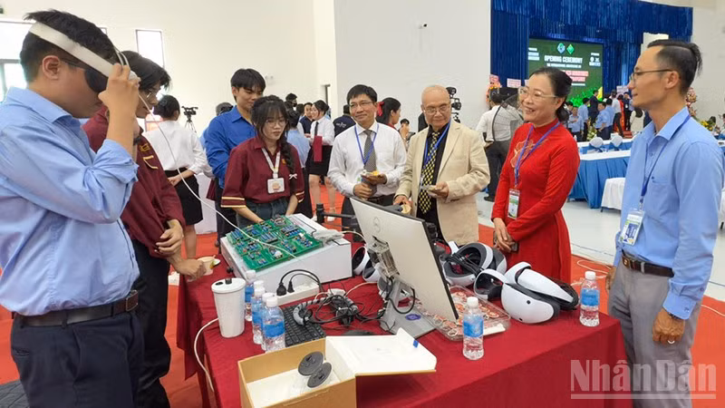 Đại biểu tham quan các gian trưng bày sản phẩm ứng dụng khoa học công nghệ của trường. 