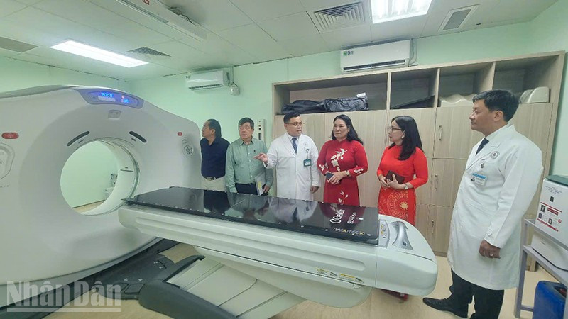 Hệ thống xạ trị bằng máy gia tốc tuyến tính điều trị ung thư tại Bệnh viện đa khoa tỉnh Vĩnh Long.