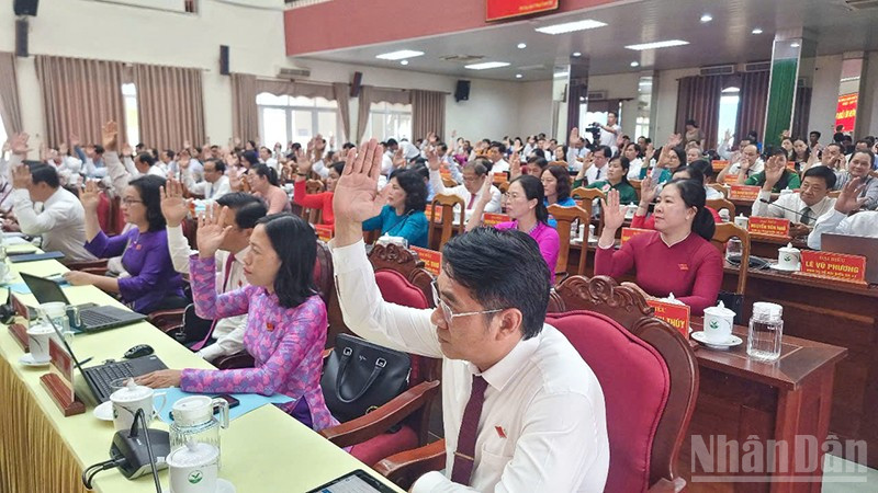 Đại biểu thông qua nghị quyết.