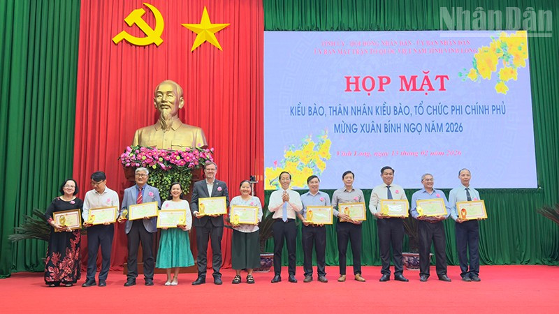 Trao Bằng khen cho các tổ chức phi chính phủ và kiều bào. 