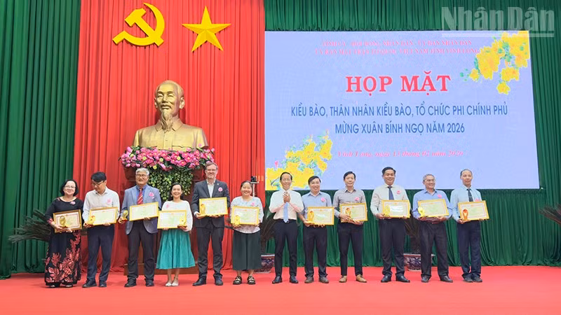 Trao Bằng khen cho các tổ chức phi chính phủ và kiều bào. 