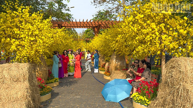 Du khách thích thú chụp ảnh ở các tiểu cảnh. 