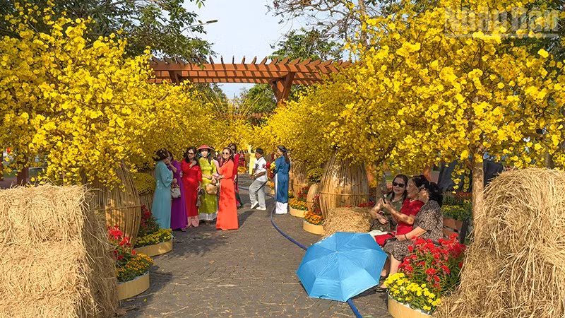 Du khách thích thú chụp ảnh ở các tiểu cảnh. 