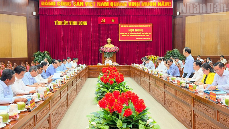 Quang cảnh buổi làm việc. 