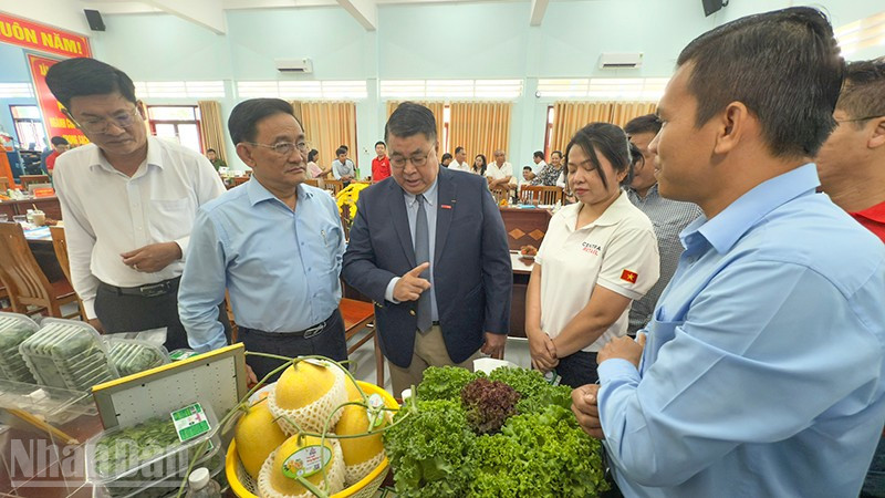 Lãnh đạo Sở Công thương tỉnh Vĩnh Long và GO! tham quan sản phẩm OCOP. 