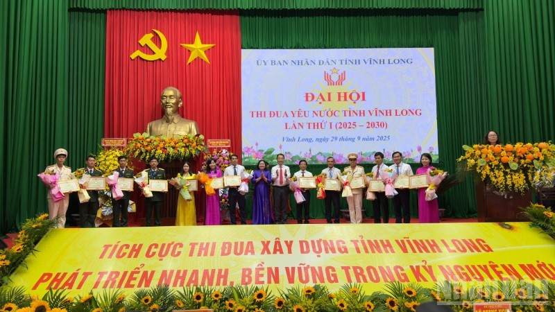 Lãnh đạo tỉnh tuyên dương những tập thể và cá nhân có thành tích xuất sắc trong phong trào thi đua yêu nước tỉnh Vĩnh Long giai đoạn 2020-2025. 