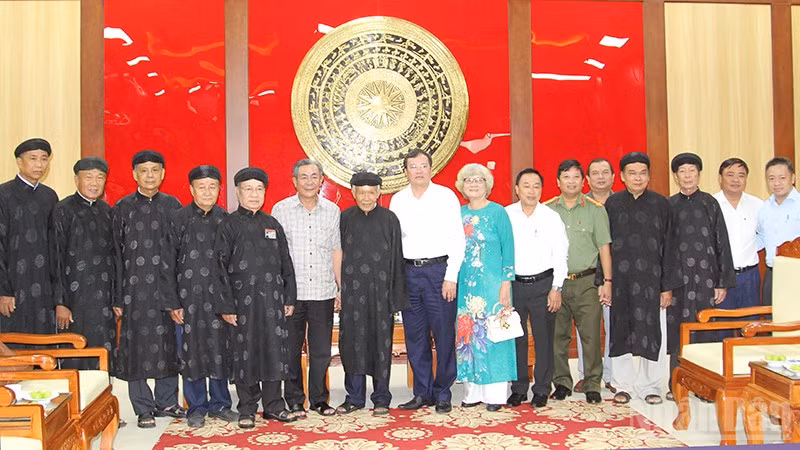 Đoàn công tác Ban Trị sự Trung ương Giáo hội Phật giáo Hòa Hảo chụp hình lưu niệm cùng lãnh đạo tỉnh Vĩnh Long. 